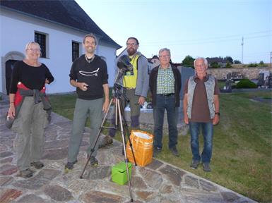 Mit dabei bei der Zählung: Silvia Strauch, der GRÜNE Klubobmann Wolfgang Spitzmüller, Alexander Gutstein von BatLife, Sepp Wenizettl und Hans Leitner. Um die Tiere möglichst wenig zu stören, kam eine Rotlichtlampe zum Einsatz.