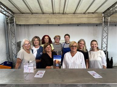 Mit dem Ausschank an der Bar sammelten die Damen des Kiwanis Club Neusiedl am See/Tabor Spenden für den guten Zweck.