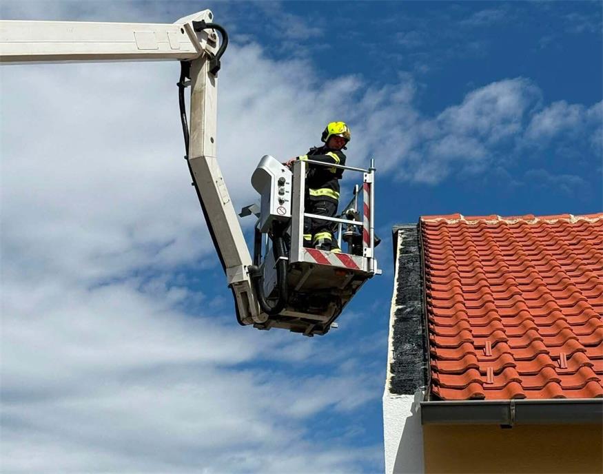Mit dem Hubsteiger steuerte die Feuerwehr jenes Dach an, bei dem sich Blechteile gelöst hatten.