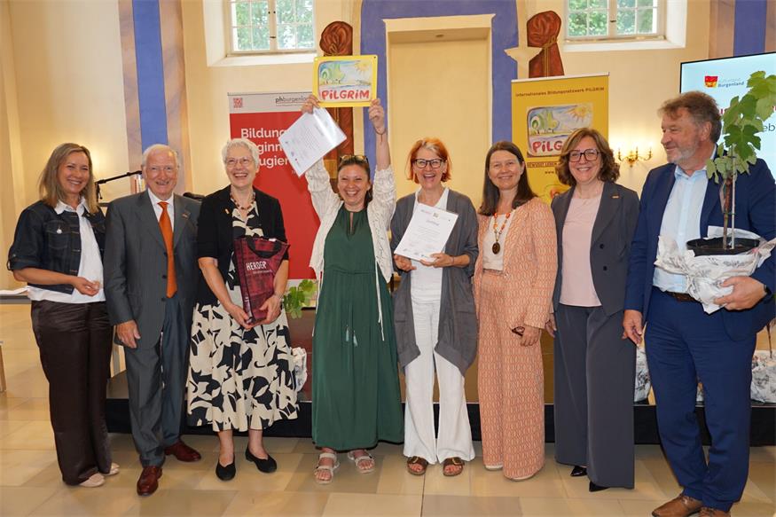 Mit dem PILGRIM-Zertifikat neu ausgezeichnet wurde die Musikmittelschule Rosental Eisenstadt für ihr Projekt  „Achtsam leben  - Natur und Frieden gestalten“ . Ruth Plankensteiner, Johann Hisch (PILGRIM-Ehrenpräsident), Christine Wogogitsch (Präsidentin von PILGRIM), Nicoleta Brunthaler, Direktorin Gertrud Krasny (MS Rosental Eisenstadt), Rektorin Sabine Weisz (PPH Burgenland), Adele Grill (PPH Burgenland) und Bildungsdirektor Alfred Lehner bei der Übergabe.