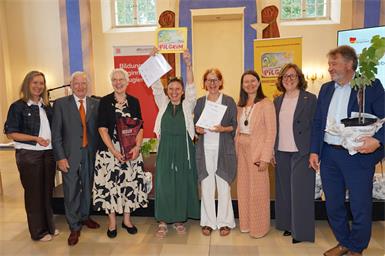 Mit dem PILGRIM-Zertifikat neu ausgezeichnet wurde die Musikmittelschule Rosental Eisenstadt für ihr Projekt  „Achtsam leben  - Natur und Frieden gestalten“ . Ruth Plankensteiner, Johann Hisch (PILGRIM-Ehrenpräsident), Christine Wogogitsch (Präsidentin von PILGRIM), Nicoleta Brunthaler, Direktorin Gertrud Krasny (MS Rosental Eisenstadt), Rektorin Sabine Weisz (PPH Burgenland), Adele Grill (PPH Burgenland) und Bildungsdirektor Alfred Lehner bei der Übergabe.