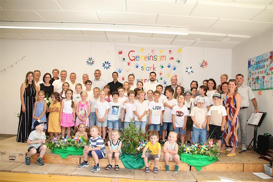 Mit den Pädagoginnen rund um Kindergartenleitern Daniela Schmall und Direktorin Verena Kainz feierten auch Landesrat Heinrich Dorner, Bundesminister außer Dienst Niki Berlakovich, Landtagsabgeordneter Sandro Waldmann, Bürgermeister Franz Schiefer, Vizebürgermeister Christoph Zöchbauer, einige Nachbar- und ehemalige Bürgermeister, der langjährige Direktor Stefan Böhm, die langjährige Kindergartenleiterin Bernadette Klikovics, Pfarrer Ivan S. Vukčević und Amtmann Harald Stampf. 