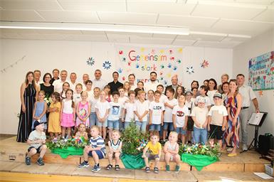 Mit den Pädagoginnen rund um Kindergartenleitern Daniela Schmall und Direktorin Verena Kainz feierten auch Landesrat Heinrich Dorner, Bundesminister außer Dienst Niki Berlakovich, Landtagsabgeordneter Sandro Waldmann, Bürgermeister Franz Schiefer, Vizebürgermeister Christoph Zöchbauer, einige Nachbar- und ehemalige Bürgermeister, der langjährige Direktor Stefan Böhm, die langjährige Kindergartenleiterin Bernadette Klikovics, Pfarrer Ivan S. Vukčević und Amtmann Harald Stampf. 