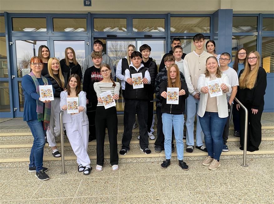 Mit den Schülern und Schülerinnen freuten sich auch Initiatorin Gesa Buzanich und Klassenvorständin Judith Friedl über das tolle Endergebnis des Projekts.
