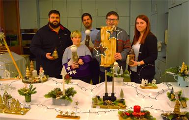 Mit den handgefertigten Unikaten. Michael Schiroky (Pädagogischer Leiter, l.), die beiden Bewohner Nicole Kaipel und Manfred Bauer, Stephan Zöchling (Hausleitung, 3.v.l.) und Jasmin Fuchs (Teamleitung, r.). 