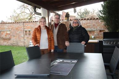 Mit der Innovation. Die Familie Karina, Franz-Georg und Ildiko Ort entwarf einen Tisch mit einem integrierten Grill.