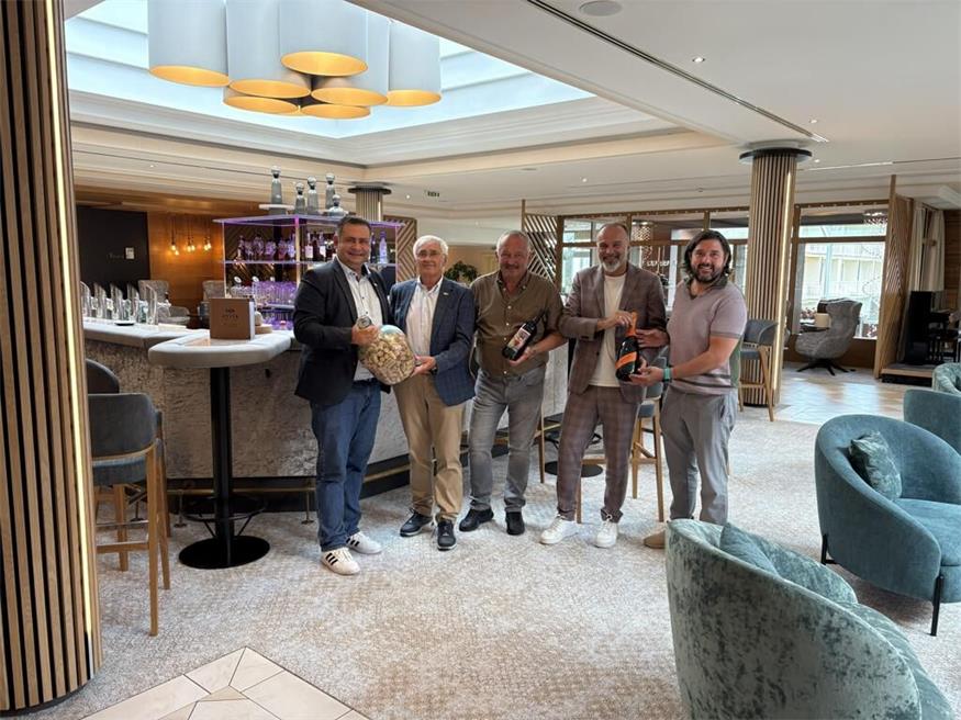 Mit der Neugestaltung von Hotel-Lobby und Hotel-Bar setzt das AVITA Resort einen weiteren Meilenstein in seiner kontinuierlichen Qualitätsentwicklung. Bild v. l. n. r.: Bürgermeister Stefan Laimer, Ewald Tölly, Herbert Treiber, Geschäftsführer Peter Prisching und Bürgermeister Hans Unger.