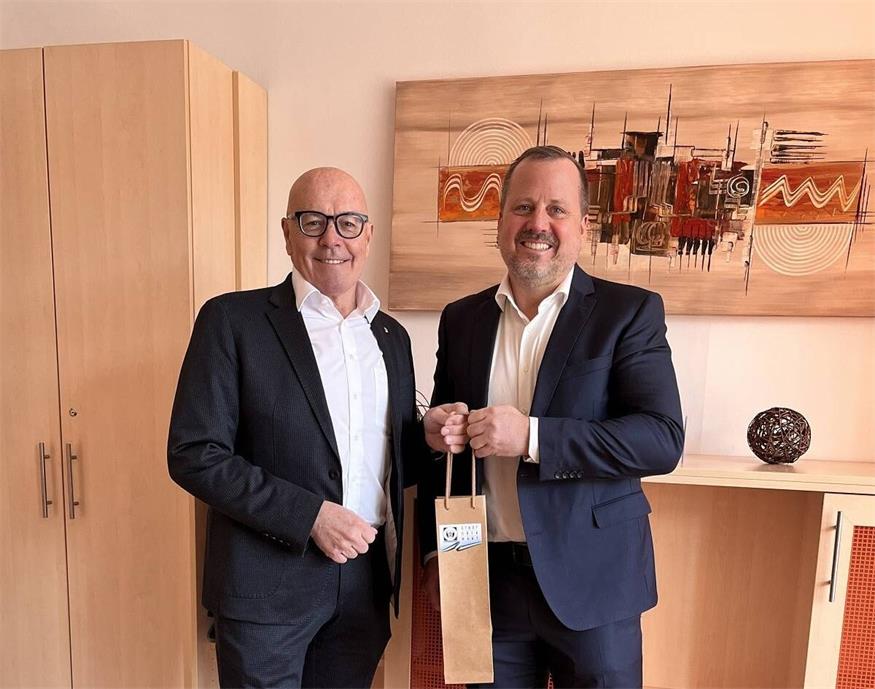 Mit der Standorteröffnung setzt Gerhard Kahl (li.) ein weiteres Zeichen für die Stärkung des Dienstleistungsangebots in der Stadt. Bürgermeister Georg Rosner gratulierte.
