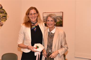 Mit der Übergabe übernimmt Julia Preissecker (li.) die Leitung von Pflege und Heim.