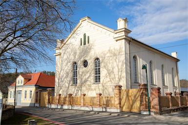 Mit der ehemaligen Synagoge Kobersdorf und dem Kreuzstadl Rechnitz wurden nun auch burgenländische Gedenkorte in die bundesweite Förderung aufgenommen.