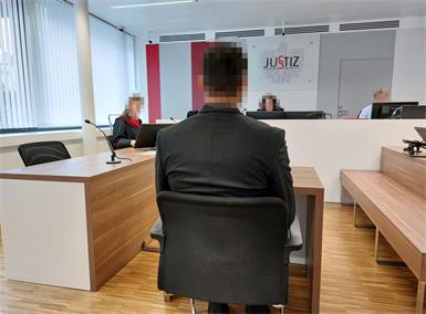 Mit einem Schlagring und einem Stanleymesser hatte der 35-Jährige drei Männer bedroht.