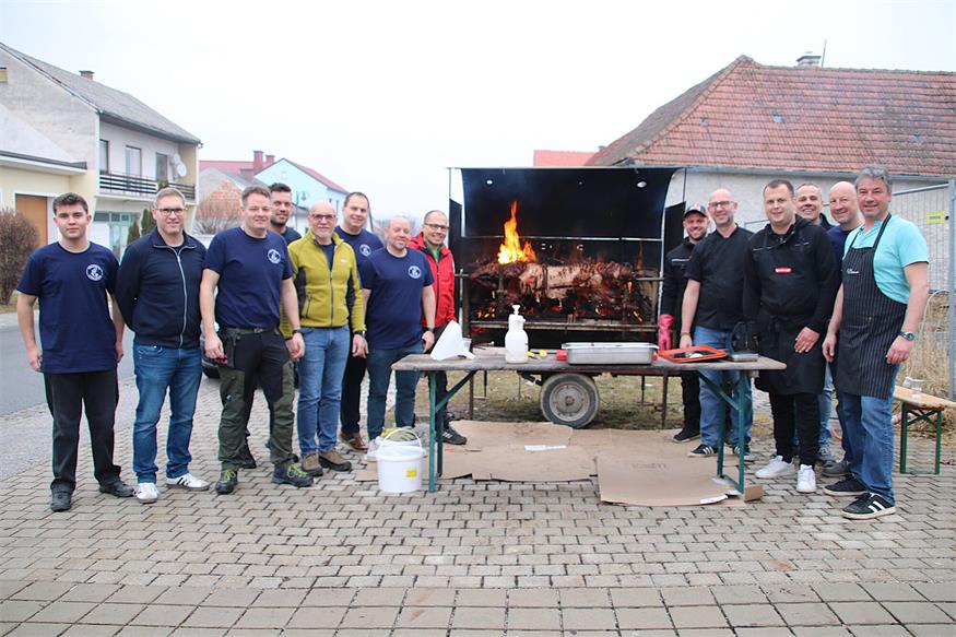 Mit einem köstlichen Spanferkel erwarteten die Oidbuaschn ihre Gäste, die auch zahlreich erschienen.
