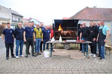 Mit einem köstlichen Spanferkel erwarteten die Oidbuaschn ihre Gäste, die auch zahlreich erschienen.