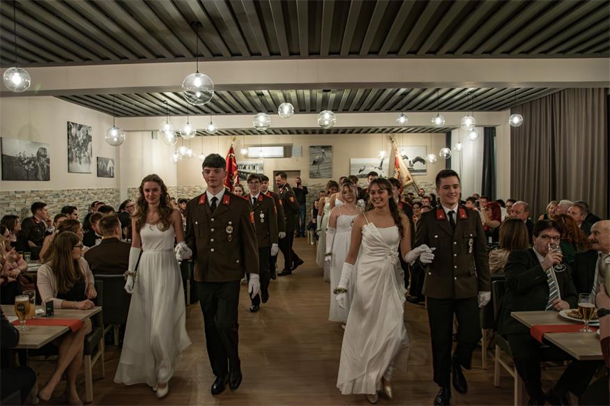 Mit einer Polonaise wurde der Feuerwehrball in Jois feierlich eröffnet.