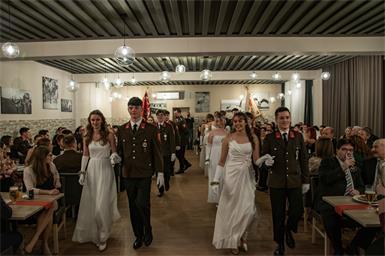 Mit einer Polonaise wurde der Feuerwehrball in Jois feierlich eröffnet.