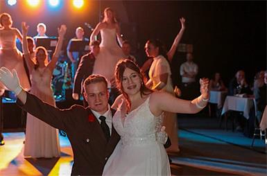 Mit einer Polonaise wurde der Feuerwehrball in Zurndorf feierlich eröffnet.