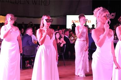 Mit einer tollen Polonaise begeisterten Schüler:innen der Abschlussklassen schon zu Beginn des  Abends.