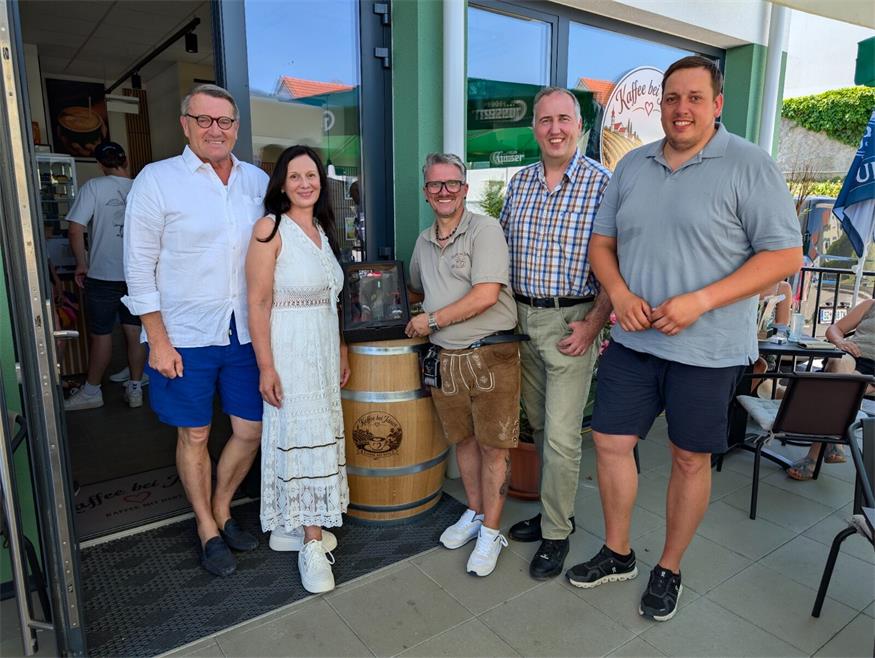 Mit guten Wünschen stellten sich auch OSG-Chef Alfred Kollar sowie die Gemeinde mit Bürgermeisterin Doris Birner und Vize Patrick Brenner ein. 