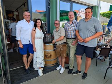Mit guten Wünschen stellten sich auch OSG-Chef Alfred Kollar sowie die Gemeinde mit Bürgermeisterin Doris Birner und Vize Patrick Brenner ein. 