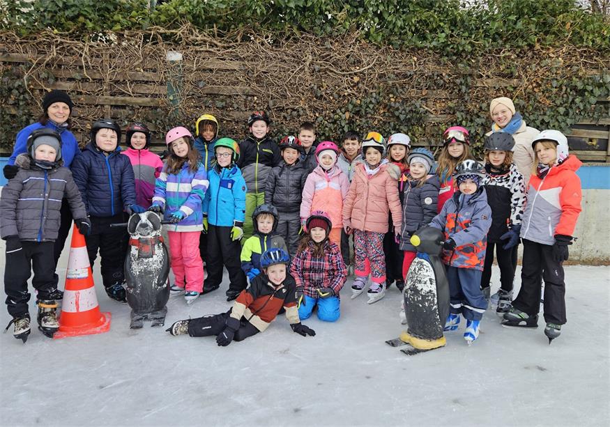 Mit ihren Lehrerinnen Sieglinde Heinrich und Helena Grabner machten die Unterrabnitzer Schülerinnen und Schüler einen Ausflug zum Eislaufplatz nach Kirchschlag.