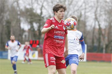 Mit seinem späten Schuss ins Glück fixierte Marc Kögl (v.) das Pokalfinale für Jennersdorf.