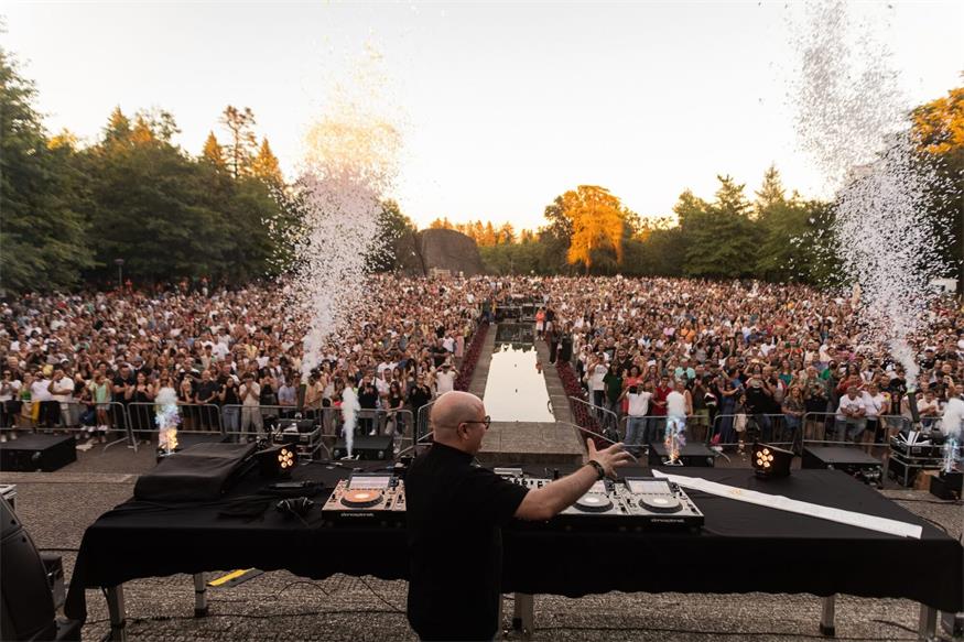 Mit seinen Shows begeistert der Techno-Musiker Padre Guilherme Menschen auf der ganzen Welt - und am 12. September in Mörbisch.