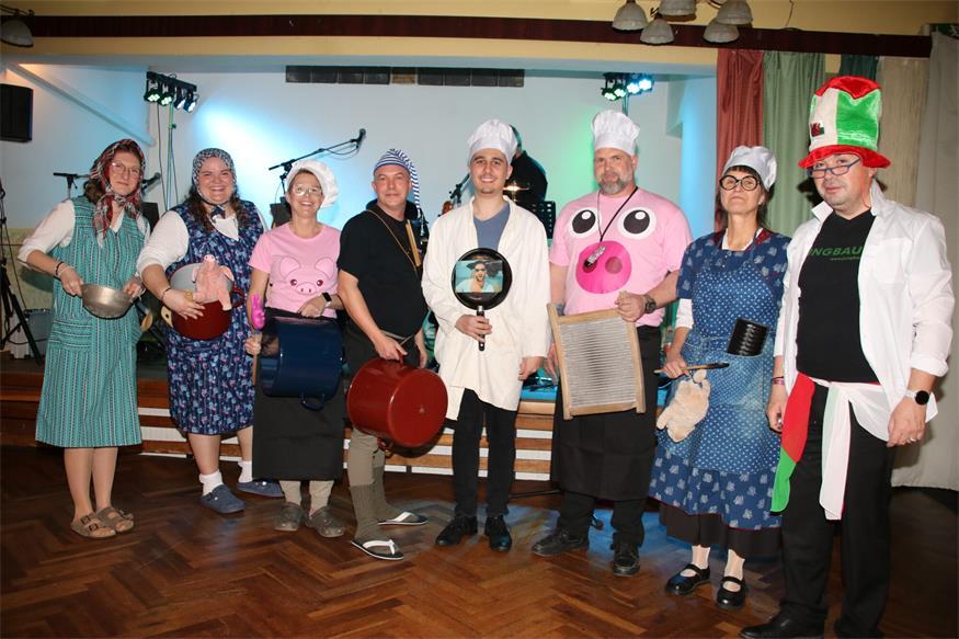 Mit ungewöhnlichen „Instrumenten“ spielten einige Musiker und Musikerinnen des Musikvereins Dörfl zu später Stunde.