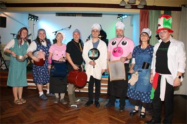 Mit ungewöhnlichen „Instrumenten“ spielten einige Musiker und Musikerinnen des Musikvereins Dörfl zu später Stunde.