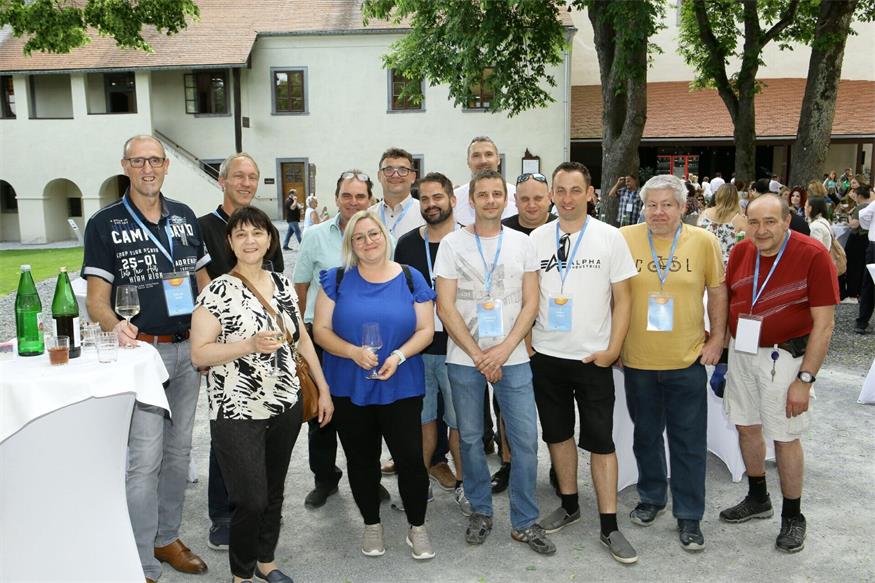 Mitarbeiter:innen der SHW Schlaining nutzen den Heimvorteil, um am Treffen teilzunehmen.
