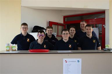 Mitglieder der Feuerwehr Unterfrauenhaid, darunter Jonas Berger, Matthias Kappl, Simon Binder, Lukas Katna, Leona Freiberger, Kommandant Peter Rathmanner und Patrick Kienzl, übernahmen die Zubereitung und Ausgabe beim Hendlessen.