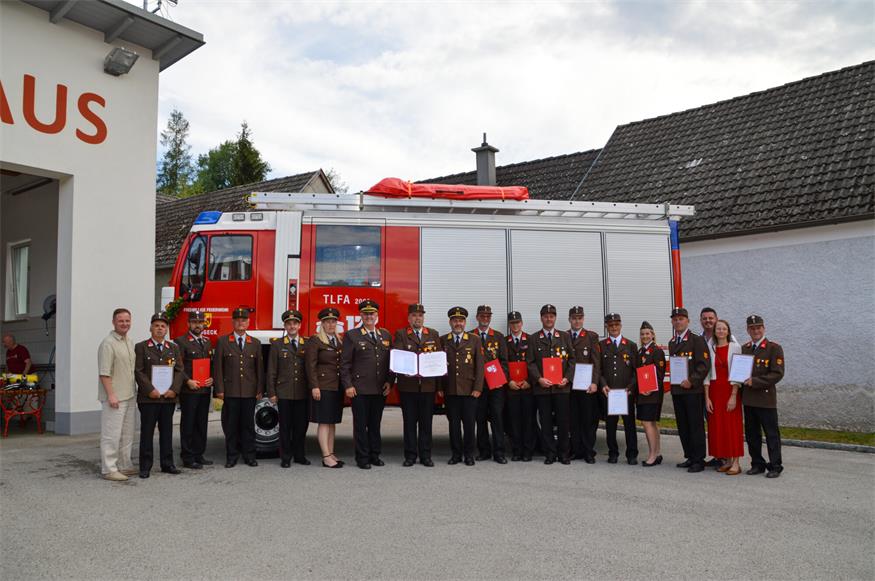 Mitglieder der Freiwilligen Feuerwehr Langeck mit den Ehrengästen bei der Segnung ihres Tanklöschfahrzeug und ihrer Atemschutzgeräte.