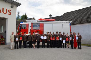 Mitglieder der Freiwilligen Feuerwehr Langeck mit den Ehrengästen bei der Segnung ihres Tanklöschfahrzeug und ihrer Atemschutzgeräte.