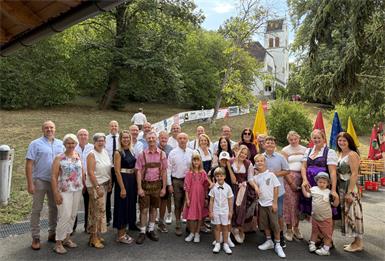 Mitglieder der Gemeindevertretung und Gäste des Kirtags feierten gemeinsam vor der Weppersdorfer Bekenntniskirche deren 95-jähriges Bestehen.