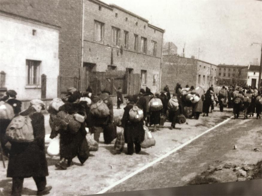 Mitglieder der Volksgruppe auf dem Weg ins Ghetto nach Lodz.