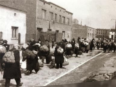 Mitglieder der Volksgruppe auf dem Weg ins Ghetto nach Lodz.