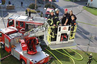Mittels Drehleiter wurden die vom Rauch eingeschlossenen Personen von der Feuerwehr Oberpullendorf gerettet.