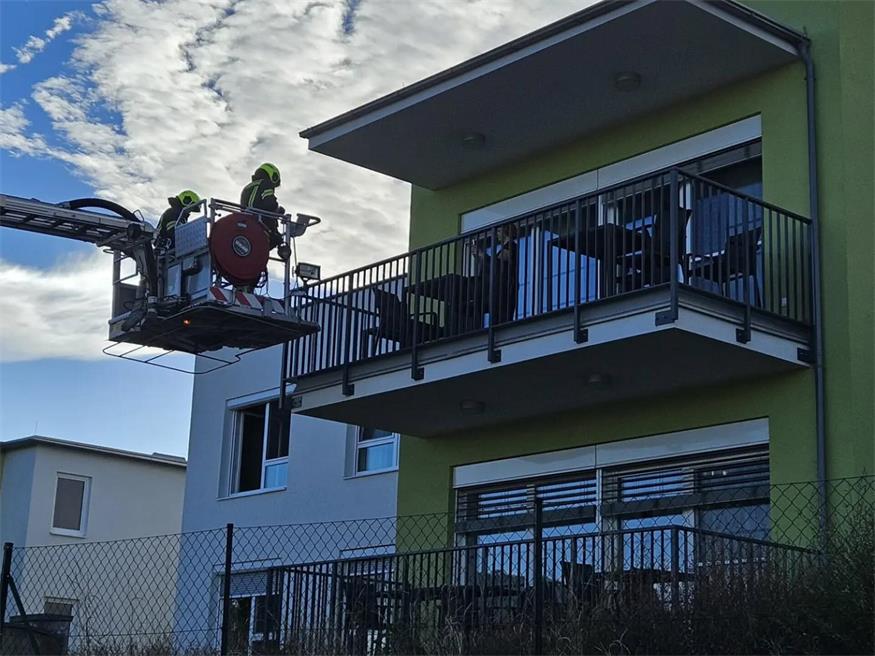 Mittels Hubsteiger gelangten die Feuerwehrleute direkt zum Übungsobjekt.