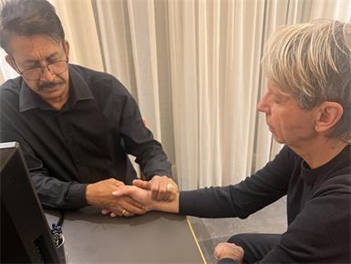 Mittels Pulsanalyse checkt Meister Gopi Organe im energetischen Sinn.
