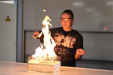 Mittelschülerin Sophie zeigte im Physiksaal heiße Experimente.