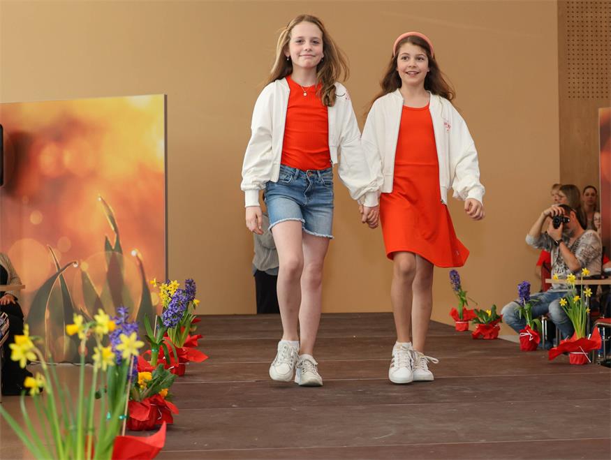 Fesche Models am Catwalk in Klingenbach