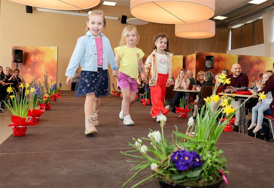 Fesche Models am Catwalk in Klingenbach