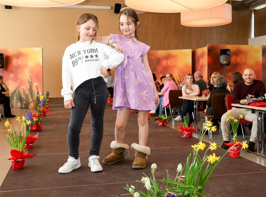 Fesche Models am Catwalk in Klingenbach