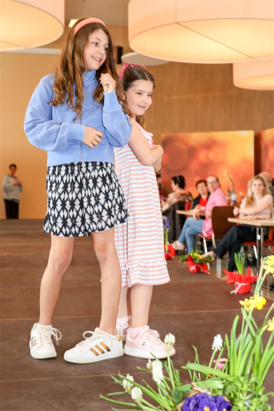 Fesche Models am Catwalk in Klingenbach