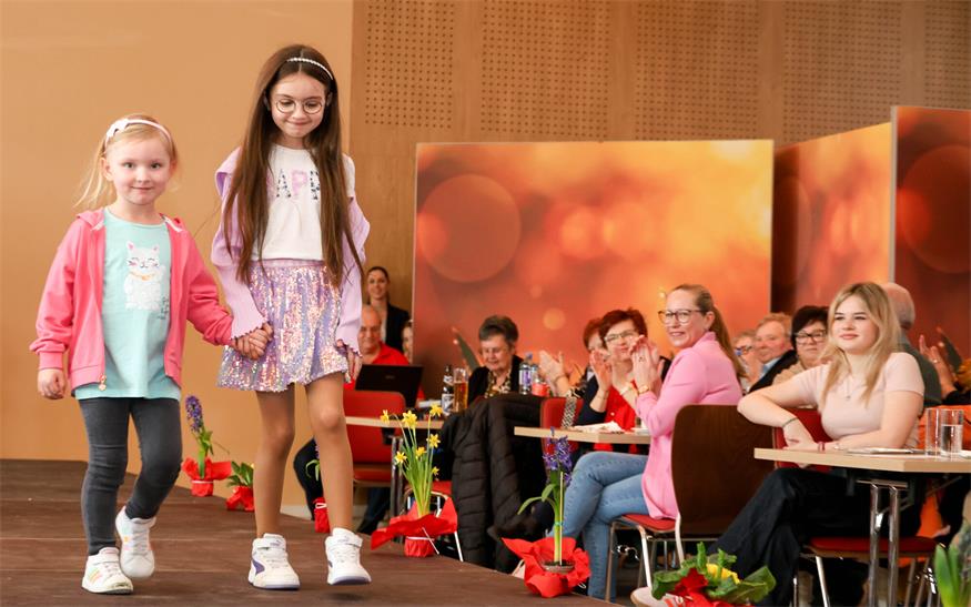 Fesche Models am Catwalk in Klingenbach
