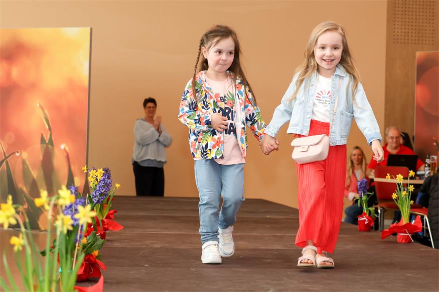 Fesche Models am Catwalk in Klingenbach