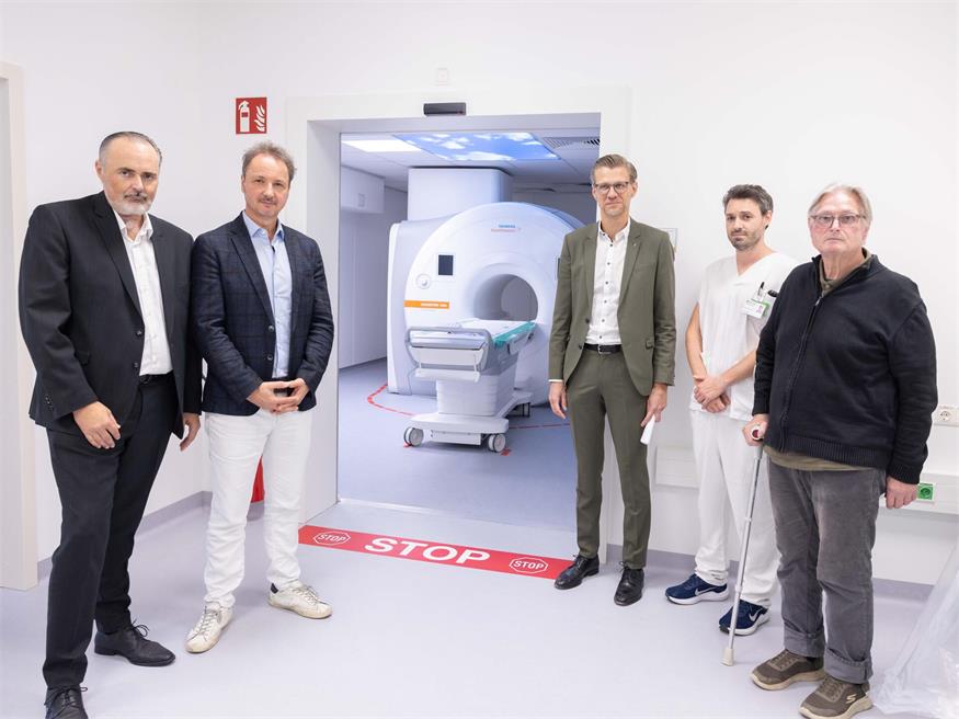 Modernste Technologie: Landeshauptmann Hans Peter Doskozil, Radiologie-Vorstand Prim. Dr. Martin Wehrschütz, Krankenhausgeschäftsführer Robert Maurer, Lukas Hahn und Pater Prior Daniel Katzenschläger beim Rundgang durch den neuen MRT-Bereich im Krankenhaus der Barmherzigen Brüder.