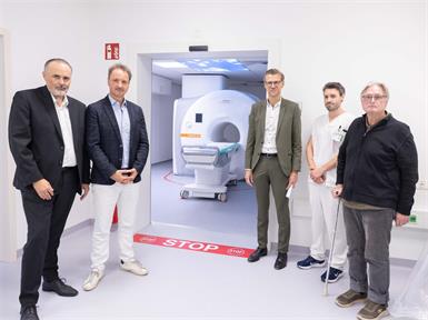 Modernste Technologie: Landeshauptmann Hans Peter Doskozil, Radiologie-Vorstand Prim. Dr. Martin Wehrschütz, Krankenhausgeschäftsführer Robert Maurer, Lukas Hahn und Pater Prior Daniel Katzenschläger beim Rundgang durch den neuen MRT-Bereich im Krankenhaus der Barmherzigen Brüder.