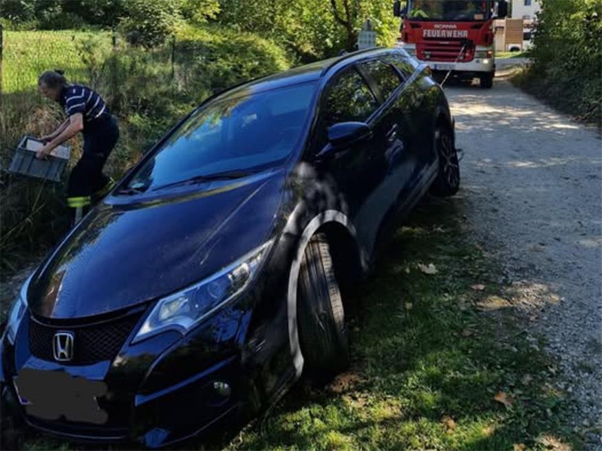 Möglichst schonend wurde das Auto aus dem Bachbett geholt.