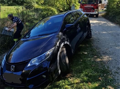 Möglichst schonend wurde das Auto aus dem Bachbett geholt.