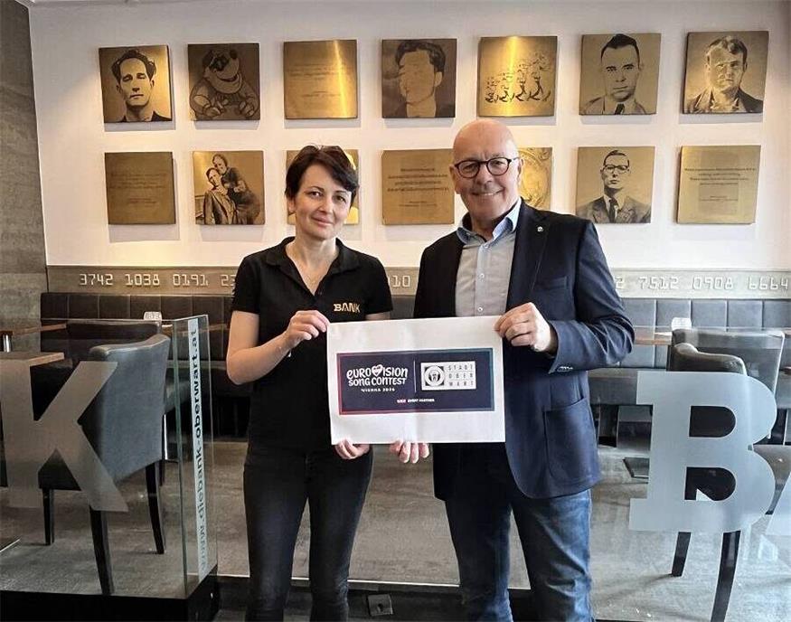 Monica Marcon (Die BANK) und Bürgermeister Georg Rosner freuen sich auf einen Abend voller Musik, guter Stimmung und Song Contest-Feeling in Oberwart.